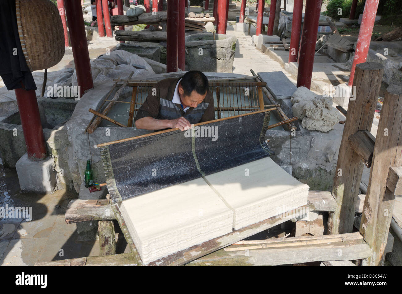 La fabrication du papier traditionnel dans Xiaotunxiang, Guizhou Banque D'Images