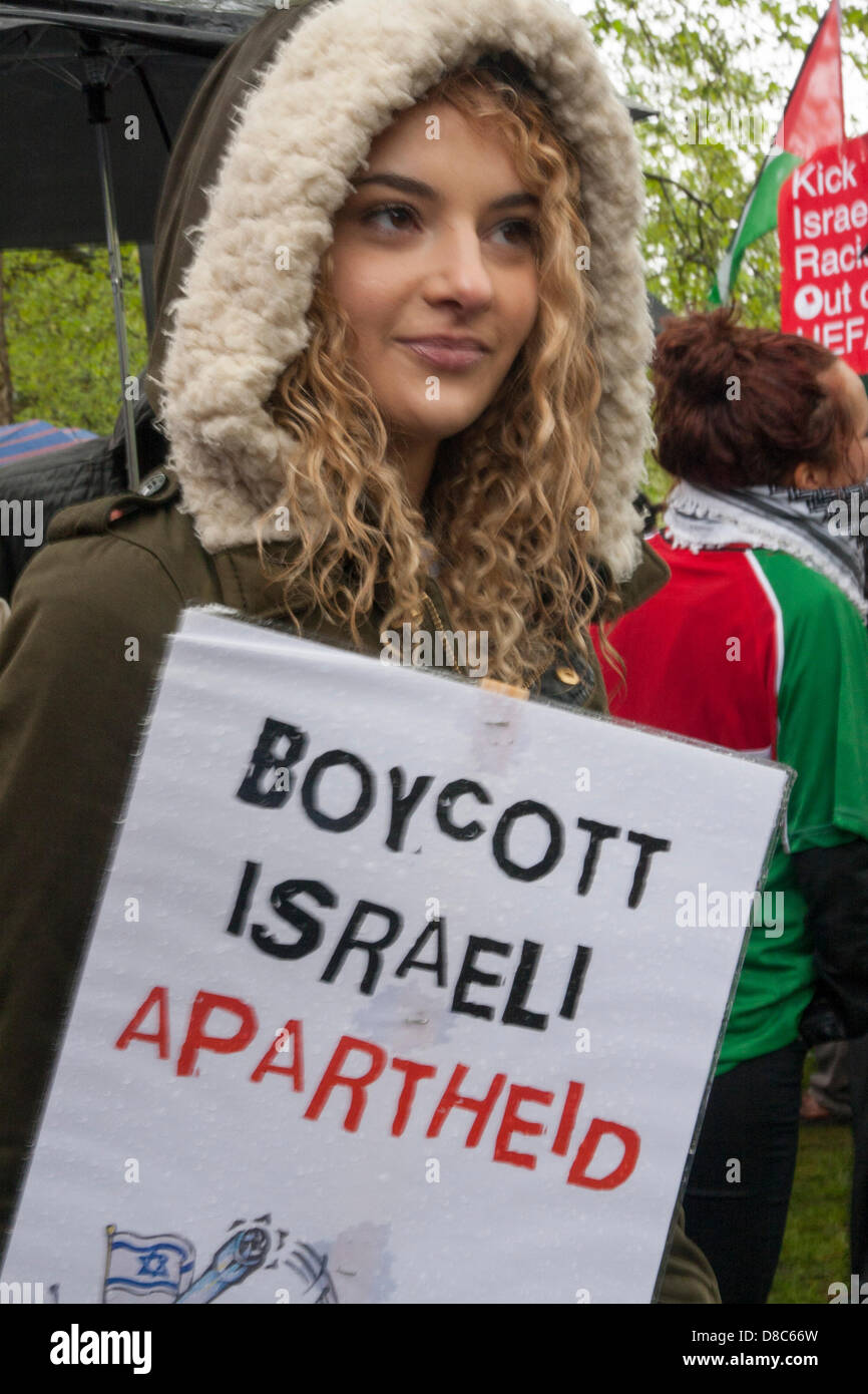 Londres, Royaume-Uni. 24 mai 2013. Un militant demande instamment un boycott de tous les produits israéliens comme demostrators manifestation devant le congrès de l'UEFA à Londres. Crédit : Paul Davey / Alamy Live News Banque D'Images
