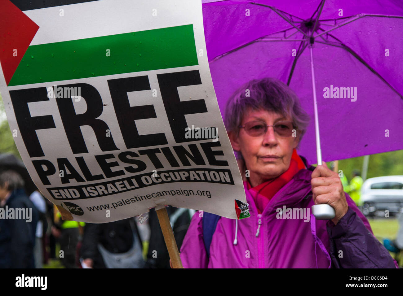 Londres, Royaume-Uni. 24 mai 2013. Une femme exige une Palestine libre que les manifestants se rassemblent à l'extérieur du lieu de la congrès de l'UEFA à Londres. Crédit : Paul Davey / Alamy Live News Banque D'Images