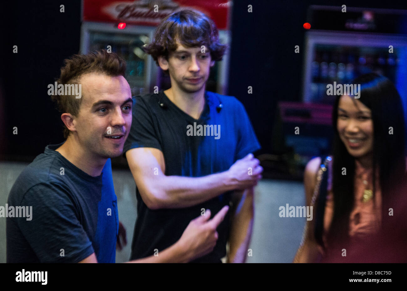 Frankie Muniz et son groupe Kingsfoil Rencontrez et Saluez avec les fans après leur concert à Guildford leur premier UK tour. Banque D'Images