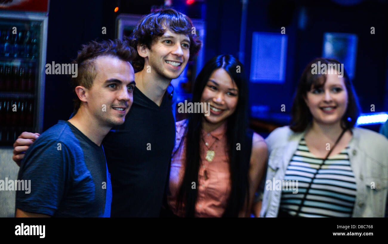 Frankie Muniz et son groupe Kingsfoil Rencontrez et Saluez avec les fans après leur concert à Guildford leur premier UK tour. Banque D'Images