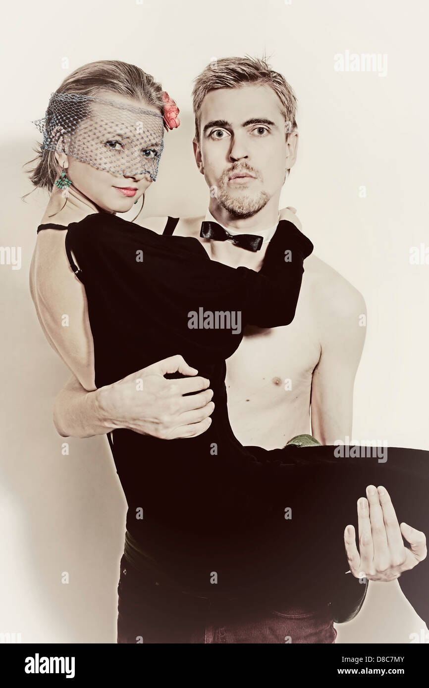 Jeune couple d'acteurs de théâtre, dans un style rétro sur un fond blanc. Vintage Banque D'Images