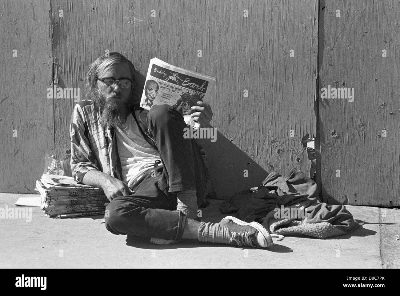 Hippie Drop Out vend le journal de contre-culture souterrain des années 60, The Berkeley Barb Banque D'Images