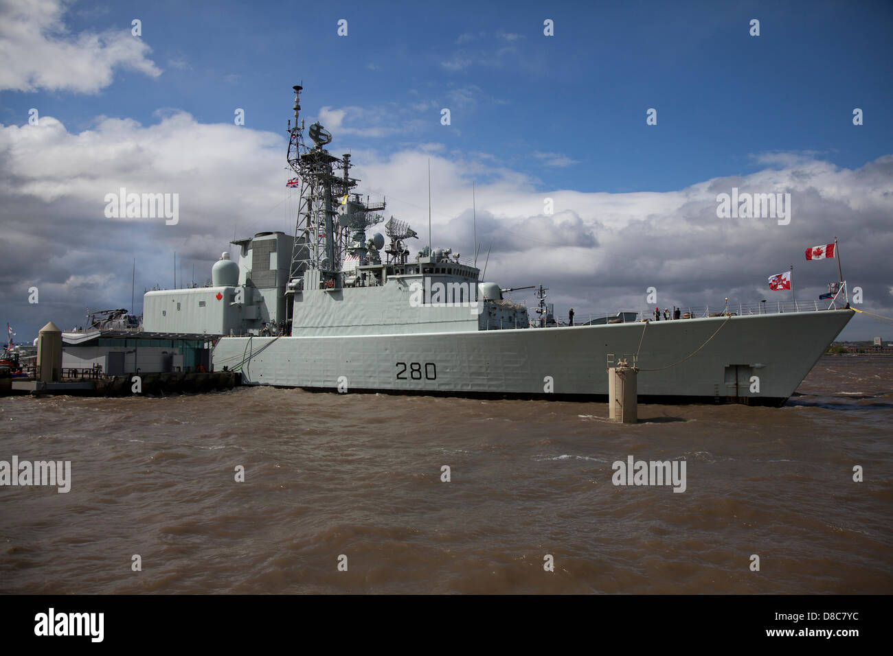 Liverpool, UK 24 mai 2013. Le NCSM Iroquois (DDG 280) est un destroyer de la classe Iroquois à la 70e anniversaire de la bataille de l'Atlantique 70) la commémoration et d'événements autour de Liverpool. La bataille de l'Atlantique a été la plus longue campagne militaire pendant la Seconde Guerre mondiale, à sa hauteur à partir de la mi-1940 jusqu'à la fin de 1943. Credit : Mar Photographics / Alamy Live News Banque D'Images