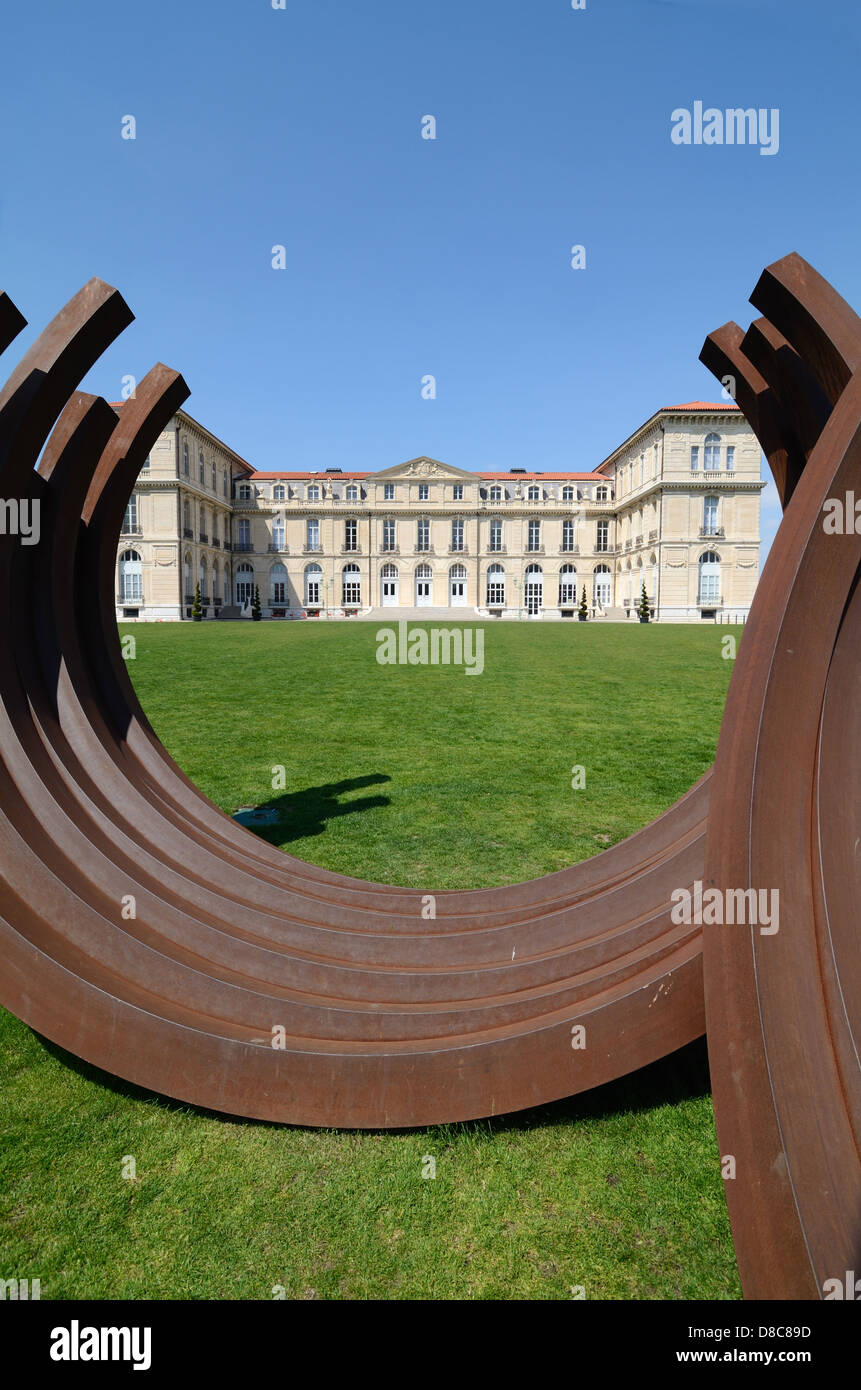 Palais Du Pharo Ou Palais Du Pharo (1856) Parc, Jardins Et Désordre Sculptures En Métal Par Bernar Venet Marseille Provence France Banque D'Images