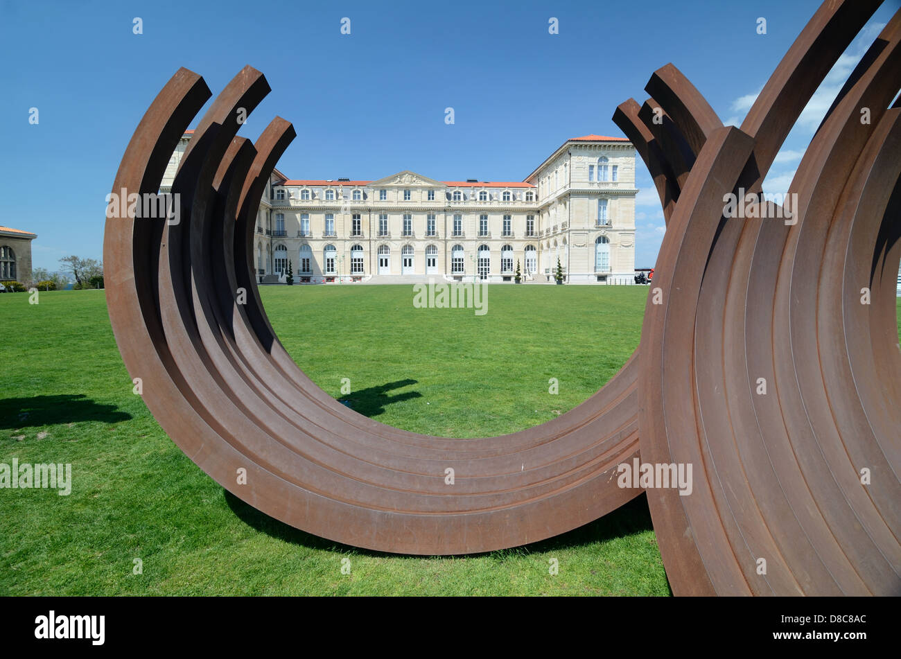 Palais Du Pharo Ou Palais Du Pharo (1858) Jardins & Désordre Sculptures Métalliques Par Bernar Venet Marseille Provence France Banque D'Images