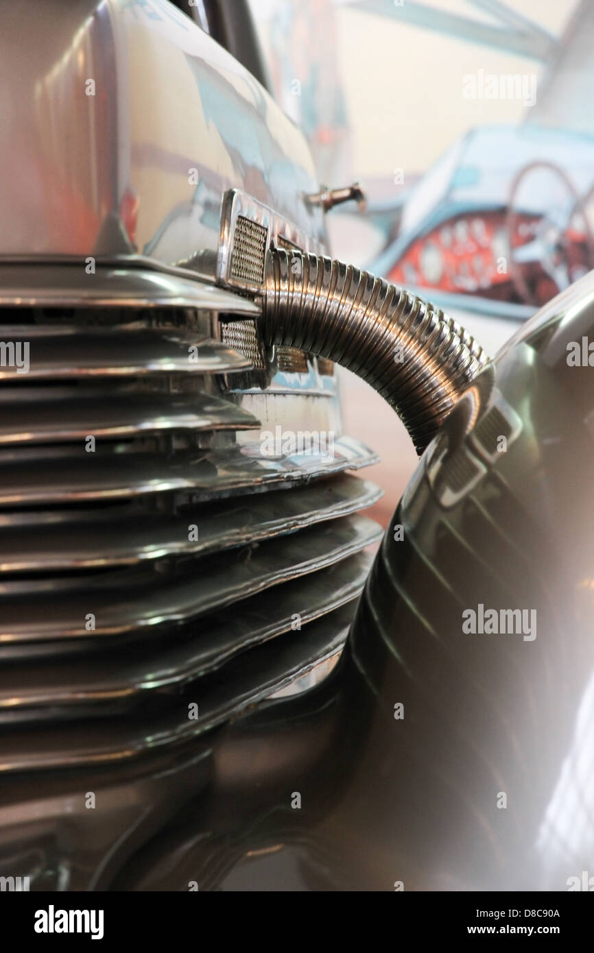 Vue latérale avant d'une vieille voiture avec tuyaux chrome Banque D'Images