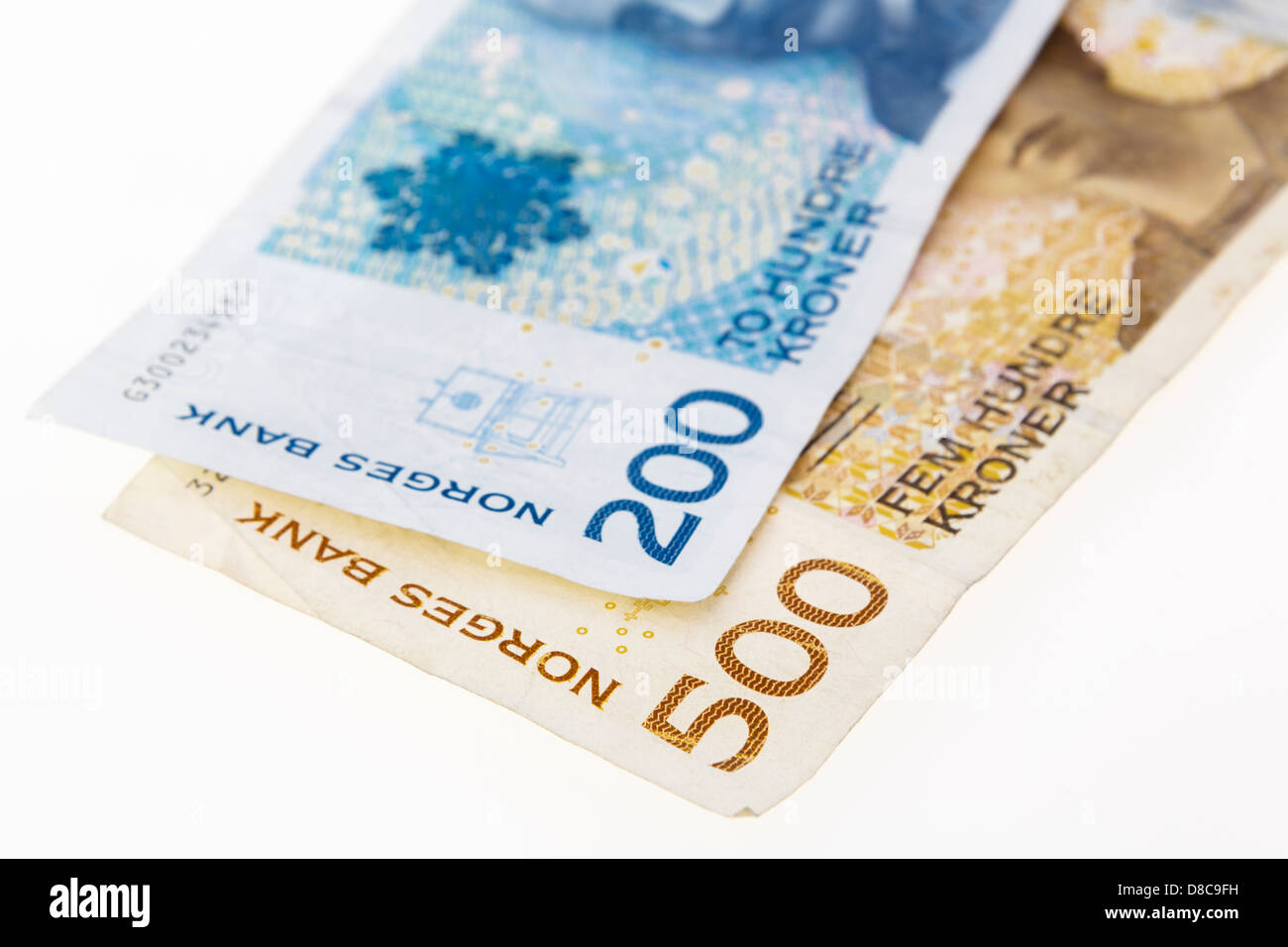 Deux Couronnes norvégiennes et 200 500 euros sur un arrière-plan uni, blanc à partir de la Norvège, Scandinavie, Europe Banque D'Images