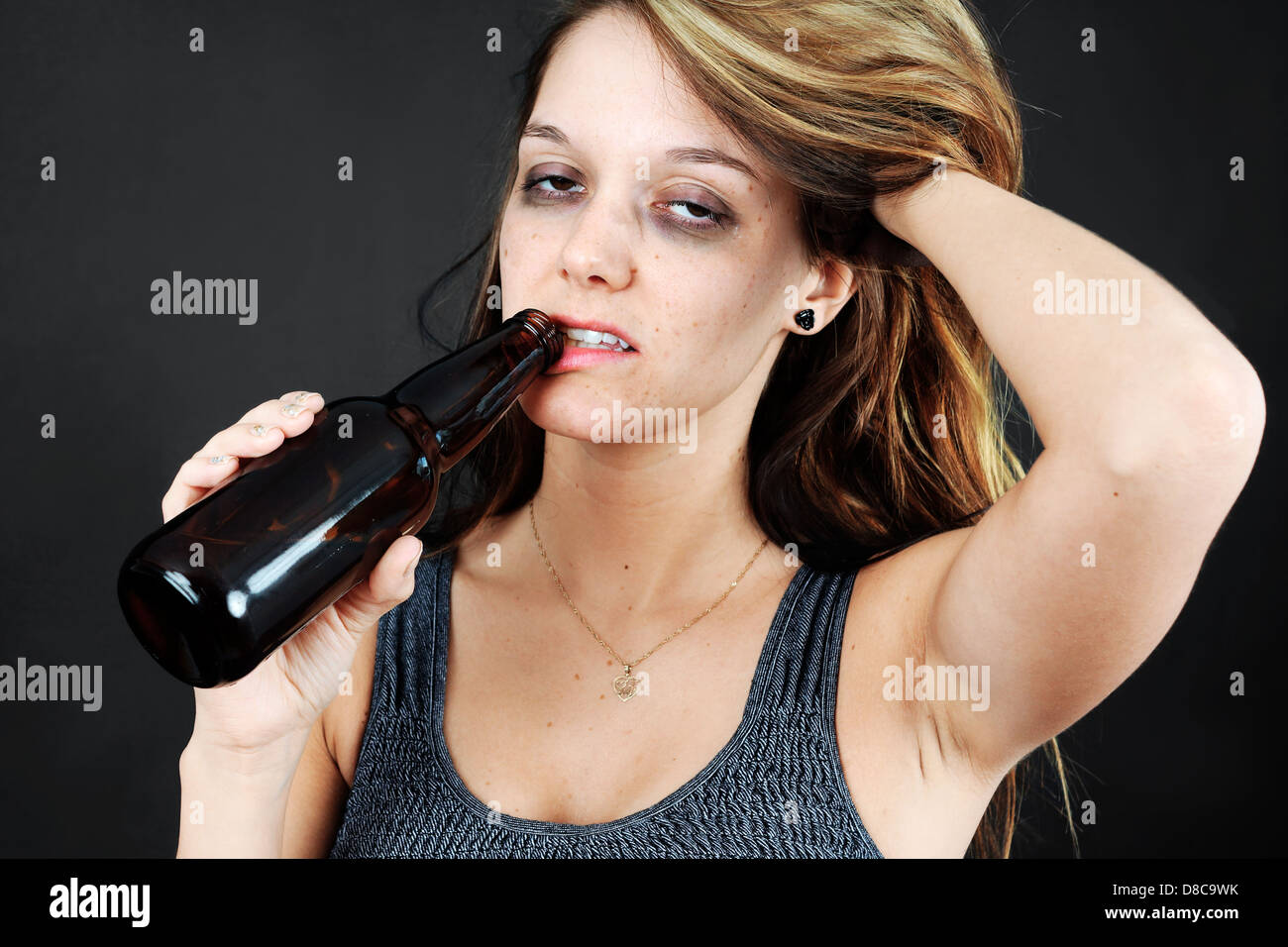 Belle jeune femme complètement ivre ou boissons Banque D'Images