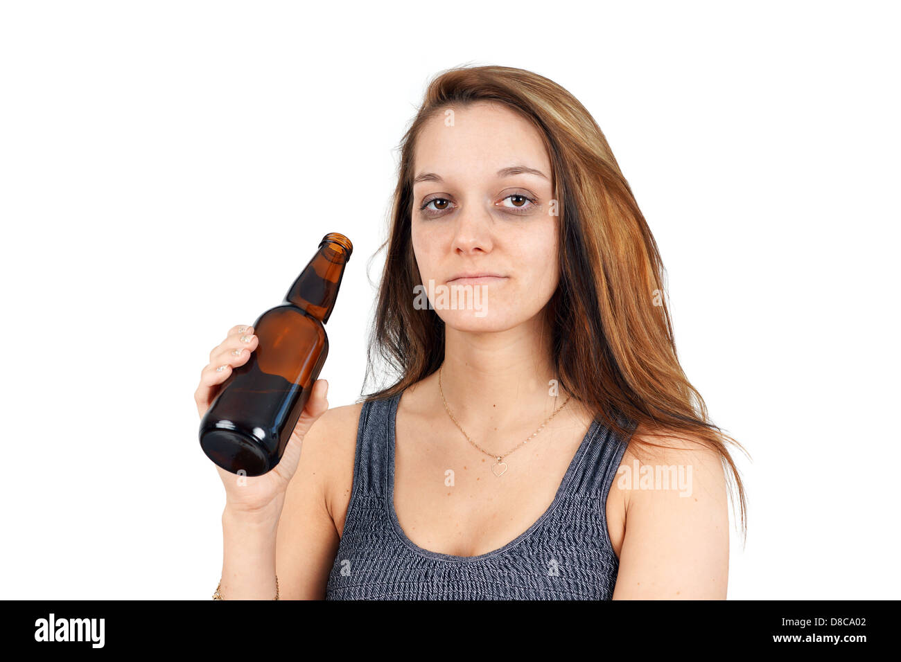 Ivre ou boissons jeune femme avec bouteille de bière on white Banque D'Images