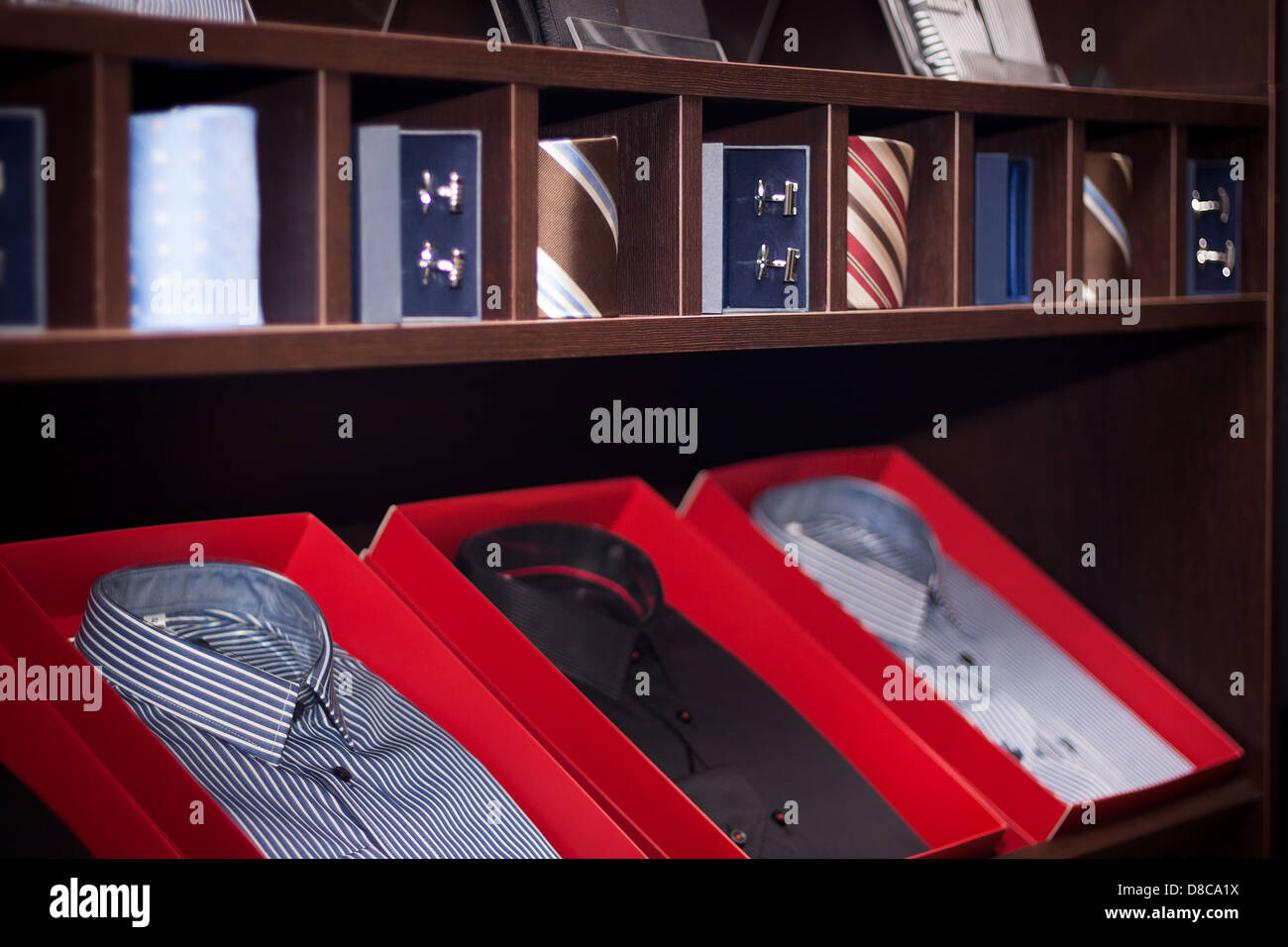 Cravates hommes dans un magasin de mode moderne Banque D'Images