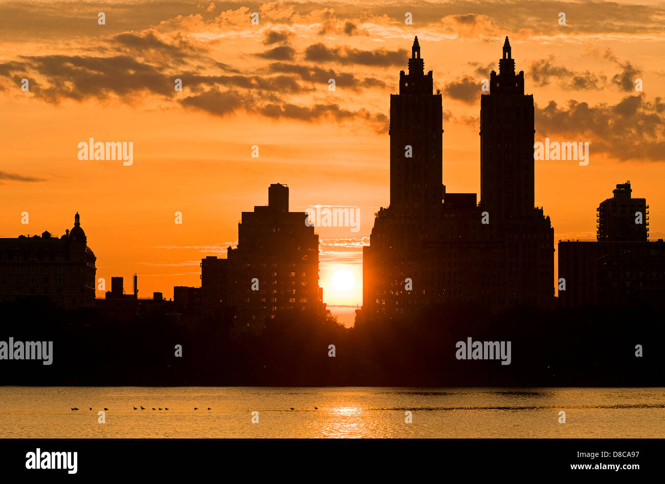 Silhouette de Central Park West et El Dorado Apartment Building, le réservoir, Central Park, Manhattan, New York. Banque D'Images
