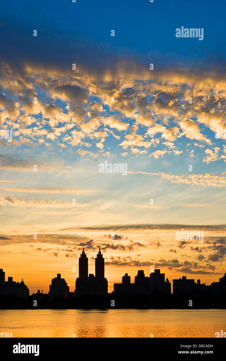 Silhouette de Central Park West skyline et El Dorado Apartment Building, le réservoir, Central Park, Manhattan, New York. Banque D'Images