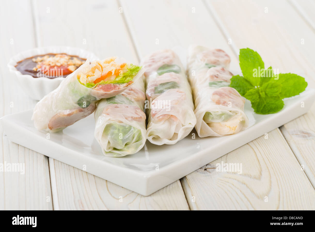 Bo Lfi - rouleaux d'été frais vietnamiens avec saucisse chinoise, jicama, les carottes, la laitue, l'œuf et les crevettes séchées. Banque D'Images