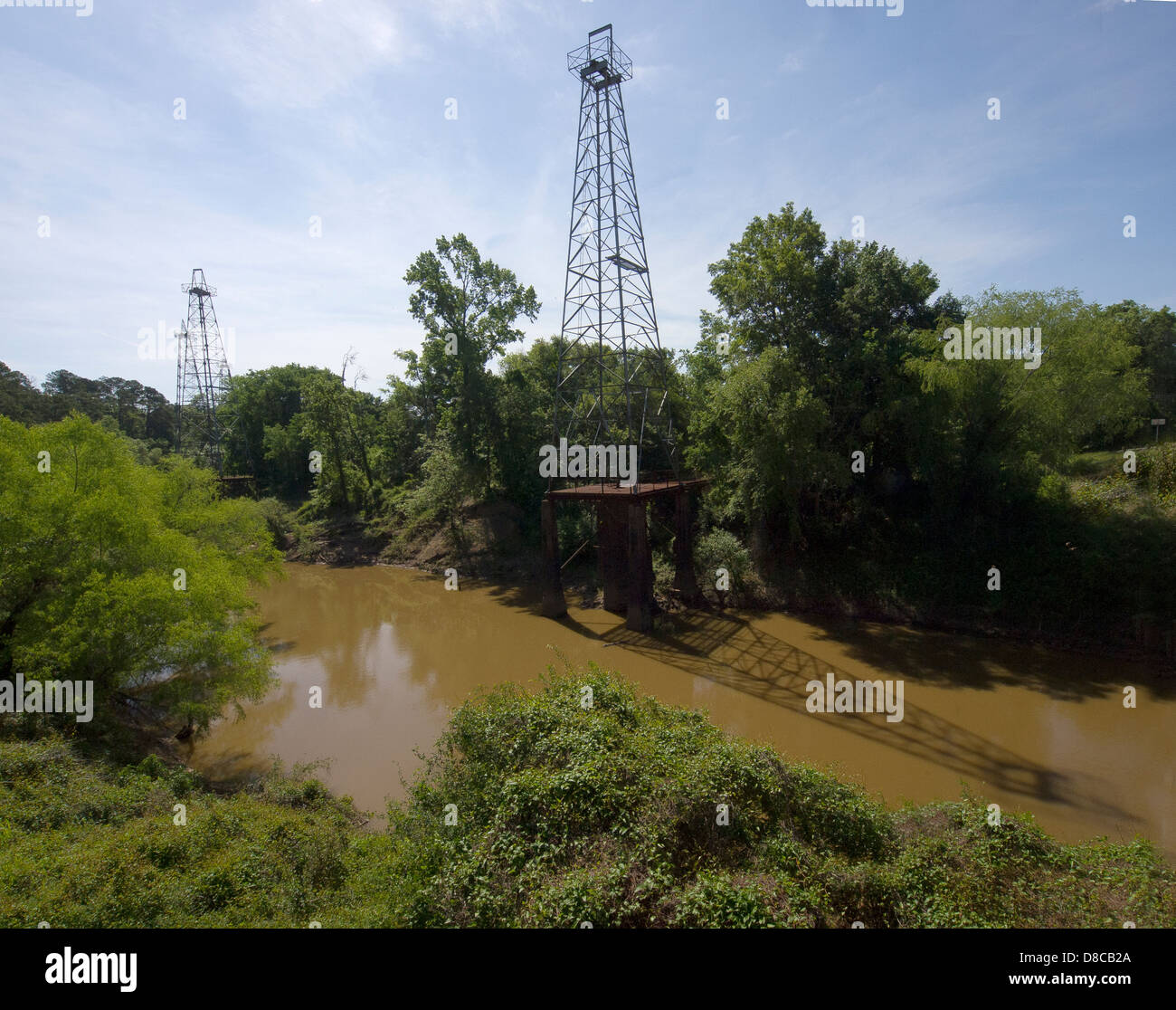 Vieilles plates-formes pétrolières sont encore debout dans le champ de pétrole de l'Est du Texas le long de la rivière Sabine près de Longview, Texas. Banque D'Images