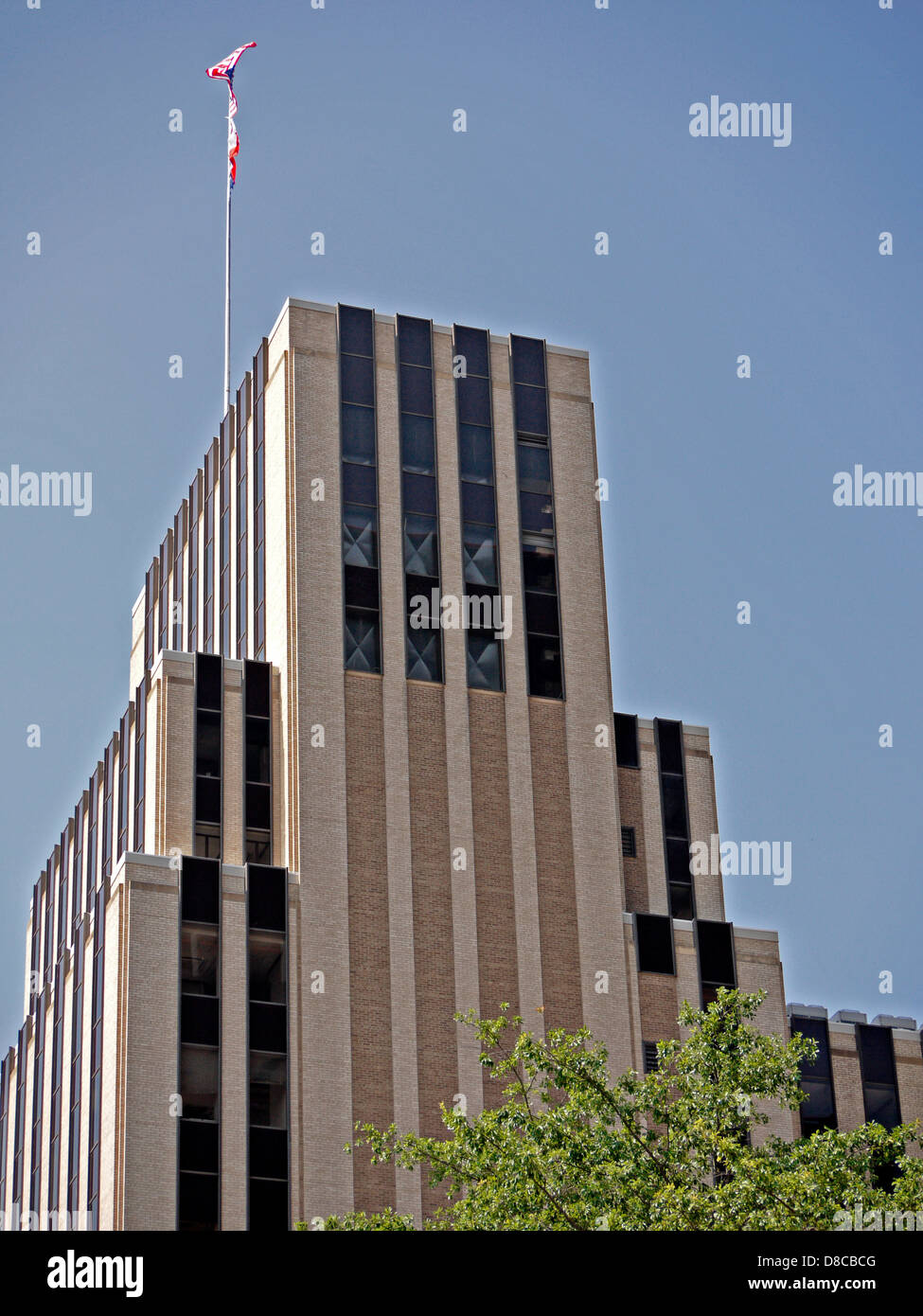 Un immeuble de bureaux dans le centre-ville de Tyler au Texas, avec un ciel bleu. Banque D'Images