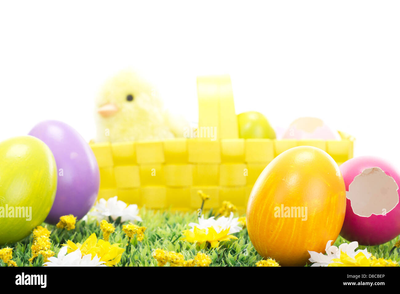 Les oeufs de Pâques et un panier de Pâques sur une belle prairie en fleurs Banque D'Images