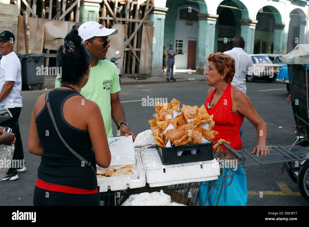 Havana Street Food Vendor dans une conversation profonde avec une clientèle féminine Banque D'Images