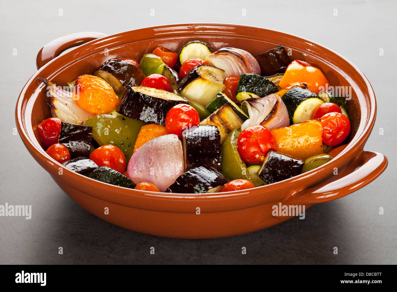 La ratatouille de légumes grillés - un plat en terre cuite rempli de Méditerranée cuit au four... Banque D'Images