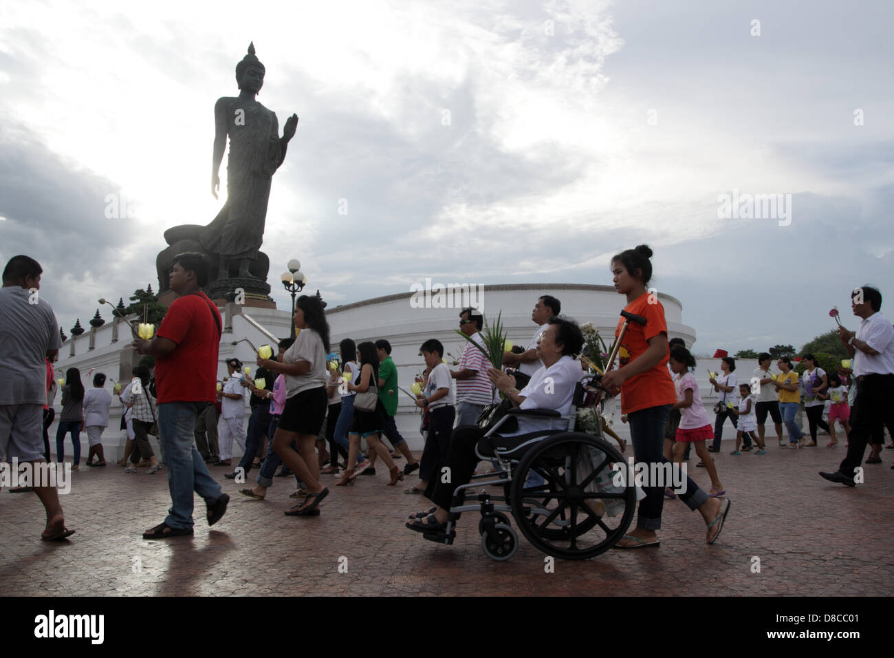 Nakhon Pathom , Thaïlande . 24 mai 2013. Fidèles bouddhistes holding candlelight circule autour de la statue du Bouddha Debout Bouddha à Monthon . Les gens célèbrent bouddhiste Visakha Bucha Day pour rendre hommage au Bouddha , Le Visakha Puja (Vesak) marque trois événements importants dans la vie du Bouddha : sa naissance, son état d'illumination et sa mort. Elle est célébrée le jour de la pleine lune du sixième mois lunaire, généralement en mai sur le calendrier grégorien. Un Sahakorn Crédit : Piti/Alamy Live News Banque D'Images