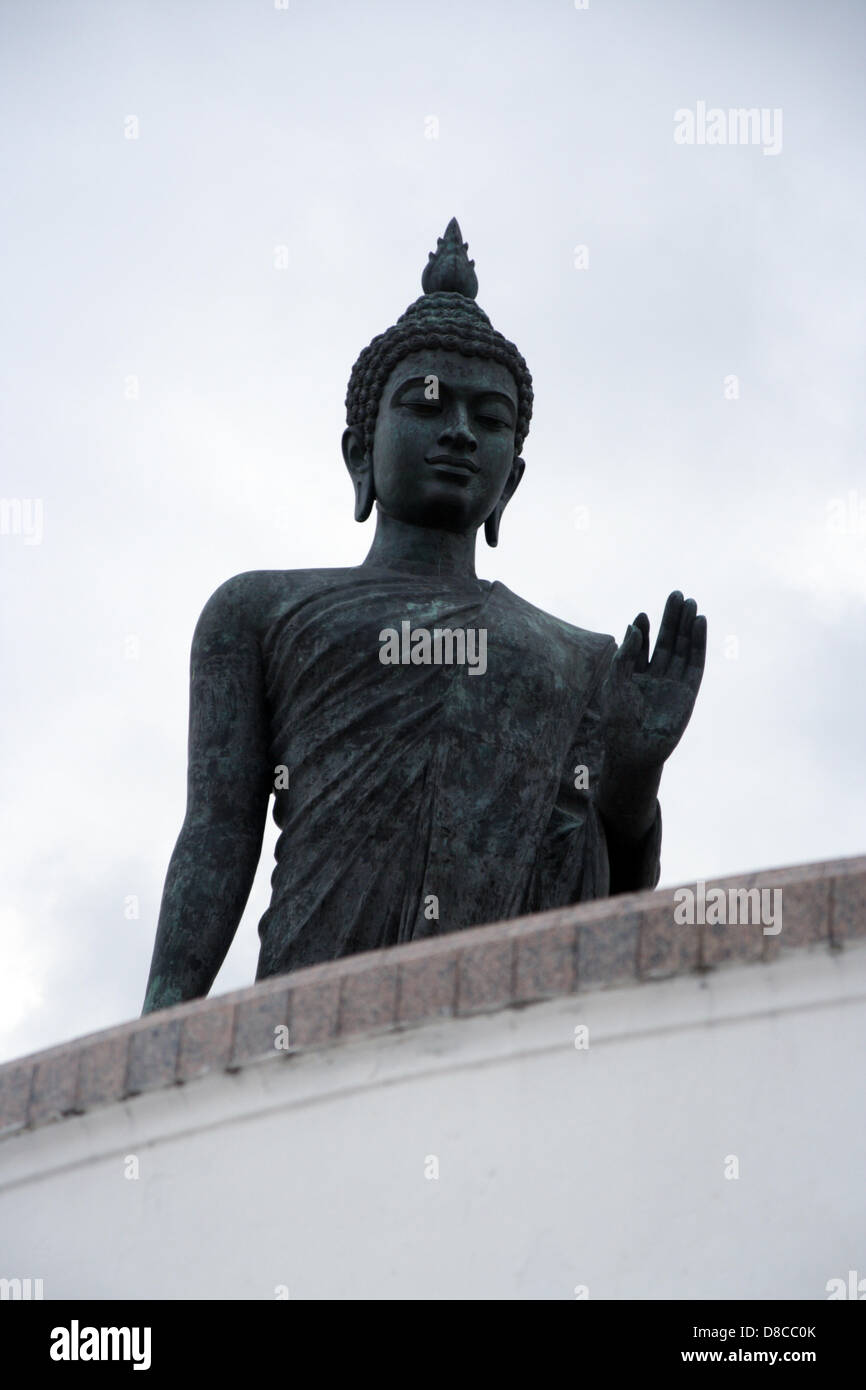 Nakhon Pathom , Thaïlande . 24 mai 2013. La statue de Bouddha Bouddha à Monthon . Les gens célèbrent bouddhiste Visakha Bucha Day pour rendre hommage au Bouddha , Le Visakha Puja (Vesak) marque trois événements importants dans la vie du Bouddha : sa naissance, son état d'illumination et sa mort. Elle est célébrée le jour de la pleine lune du sixième mois lunaire, généralement en mai sur le calendrier grégorien. Un Sahakorn Crédit : Piti/Alamy Live News Banque D'Images