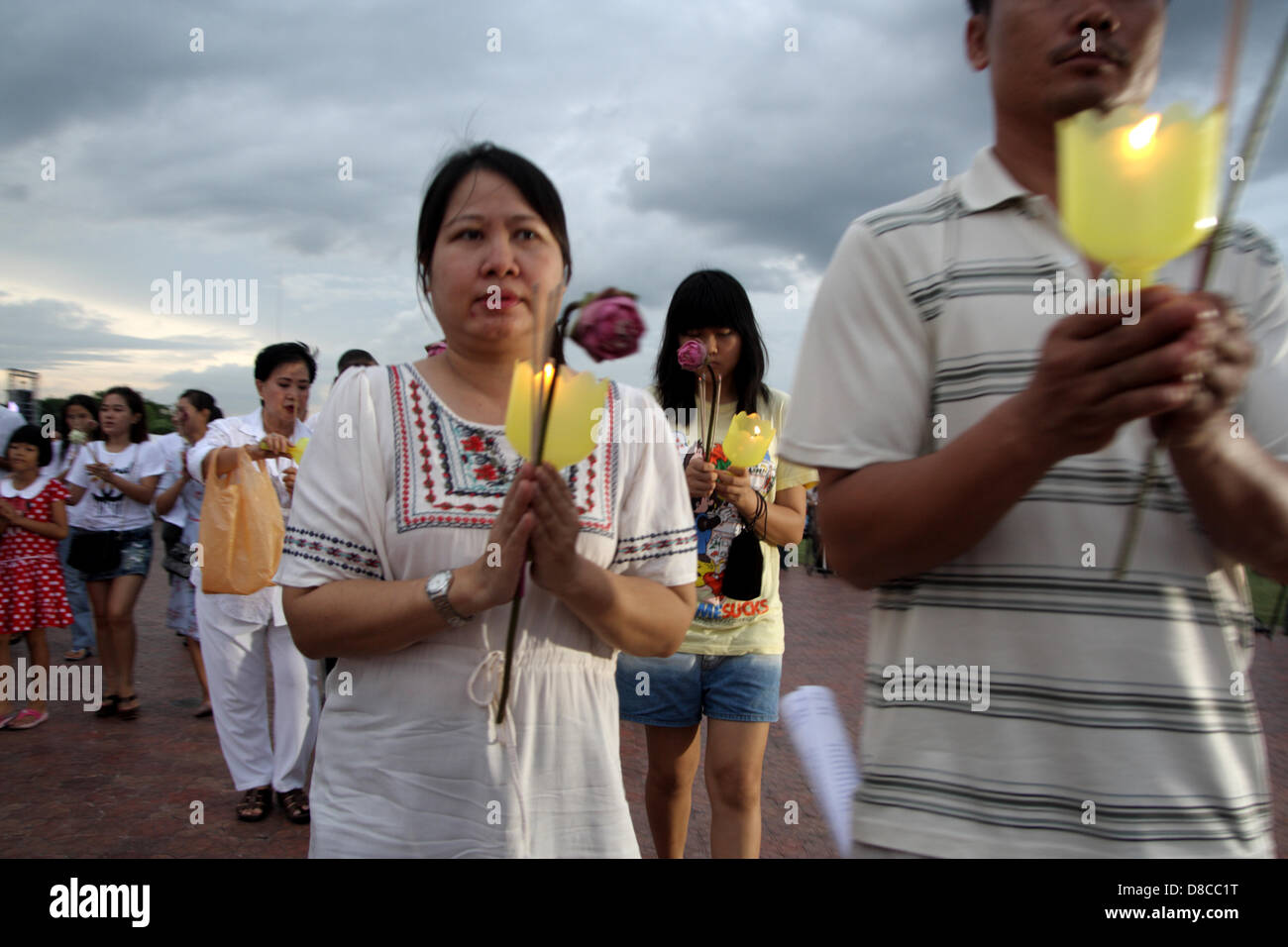 Nakhon Pathom , Thaïlande . 24 mai 2013. Fidèles bouddhistes holding candlelight circule autour de la statue du Bouddha Debout Bouddha à Monthon . Les gens célèbrent bouddhiste Visakha Bucha Day pour rendre hommage au Bouddha , Le Visakha Puja (Vesak) marque trois événements importants dans la vie du Bouddha : sa naissance, son état d'illumination et sa mort. Elle est célébrée le jour de la pleine lune du sixième mois lunaire, généralement en mai sur le calendrier grégorien. Un Sahakorn Crédit : Piti/Alamy Live News Banque D'Images