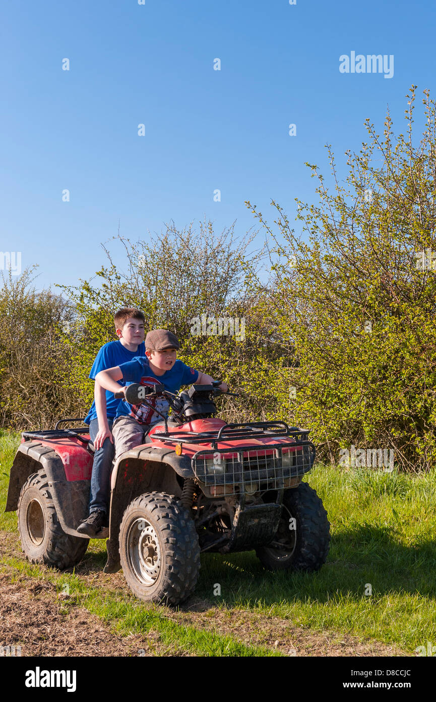 Deux garçons ( frères ) l'âge de 9 et 13 sur un quad au Royaume-Uni Banque D'Images