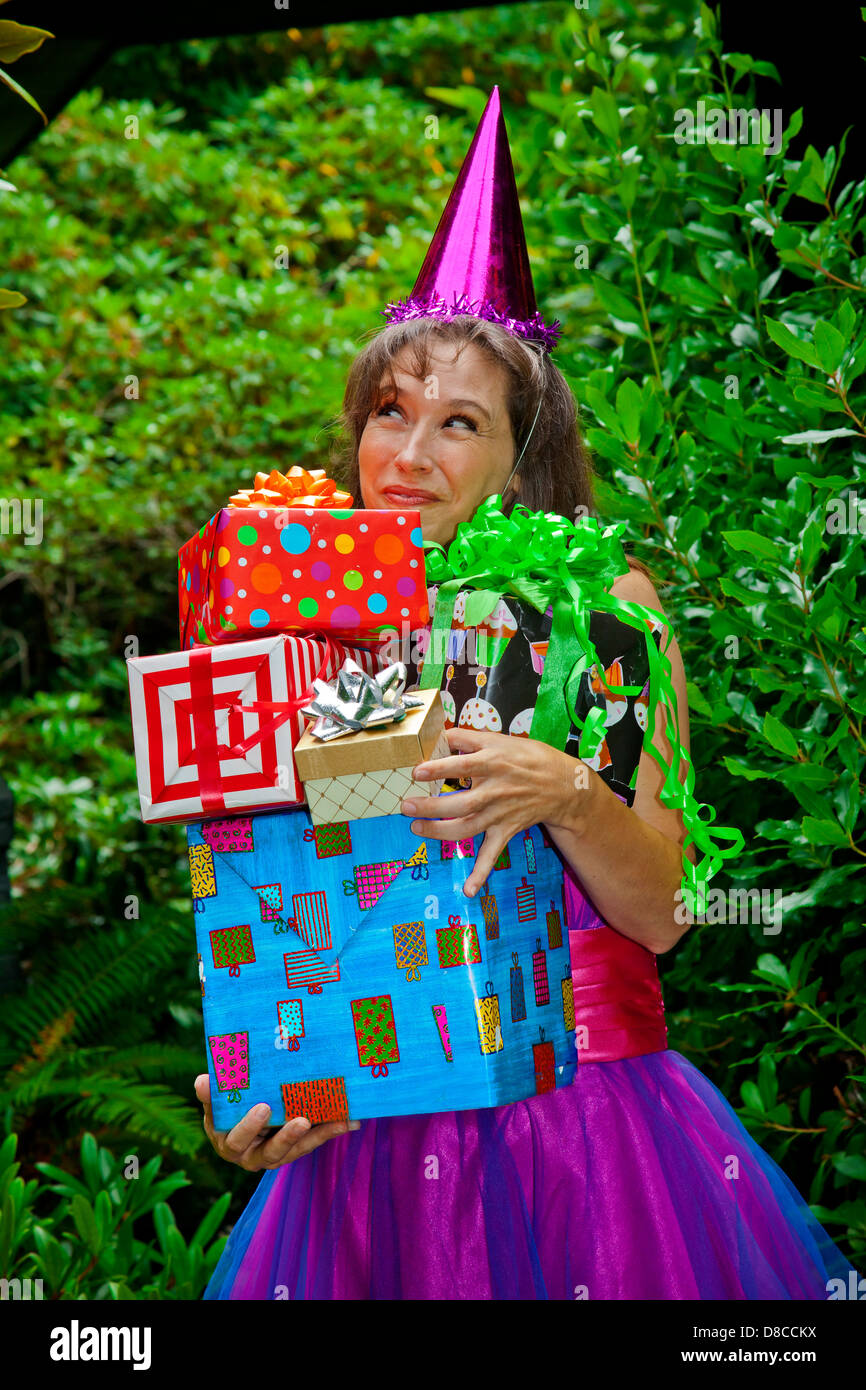 Vêtements Femme en partie holding presents Banque D'Images Vêtements Femme en partie holding presents Banque D'Images