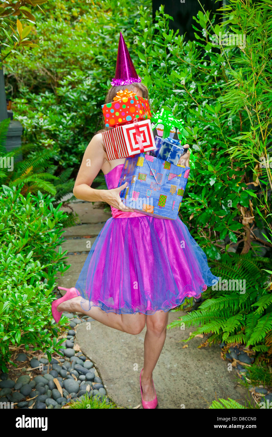 Vêtements Femme en partie holding presents Banque D'Images Vêtements Femme en partie holding presents Banque D'Images