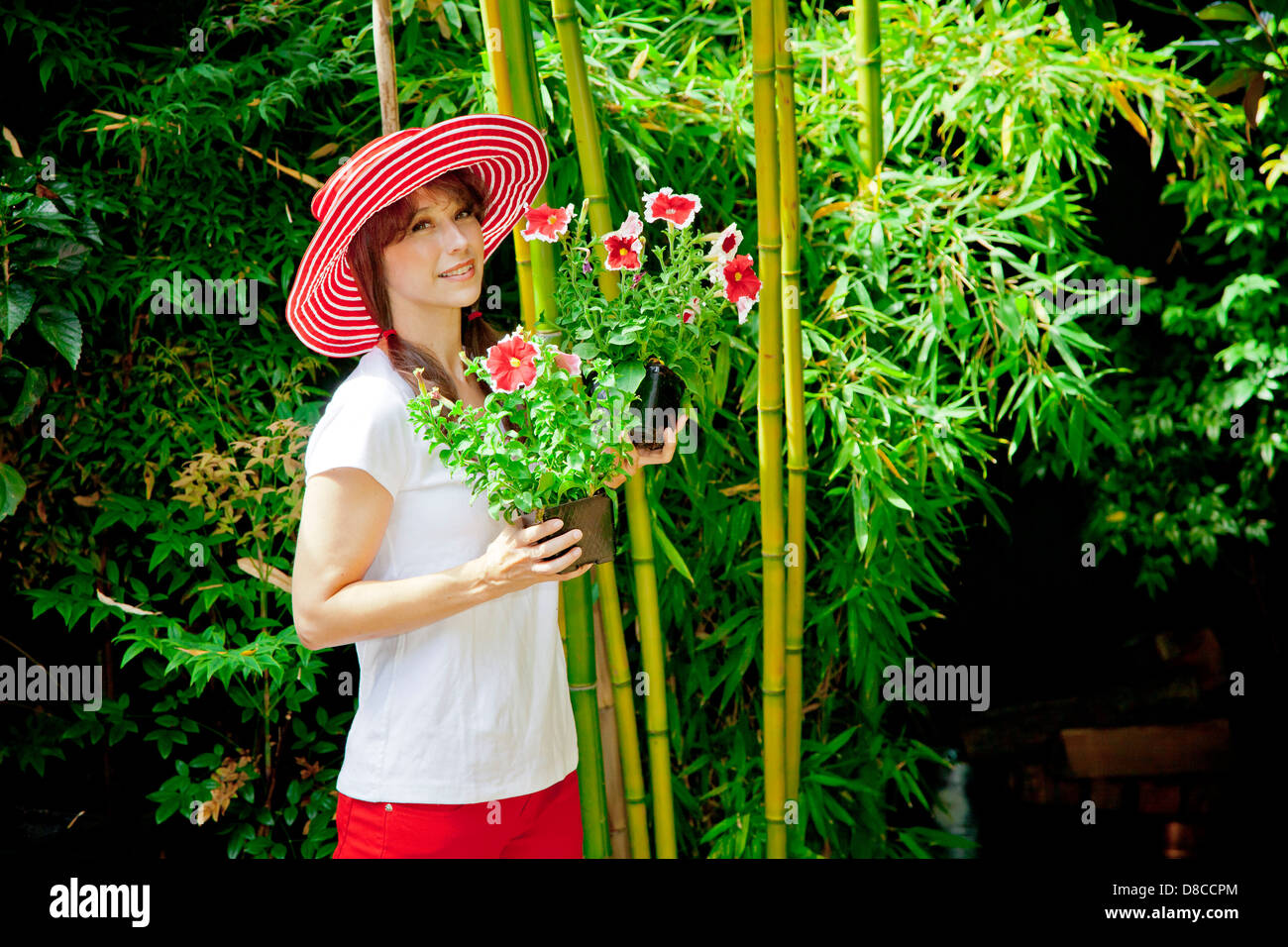 Woman holding plants outdoors Banque D'Images