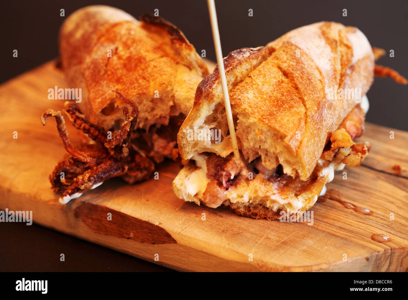 Calmars frits un sandwich (un bocadillo de calimare) de soda le pain est servi à La Terraza Ibérica à Londres. Banque D'Images