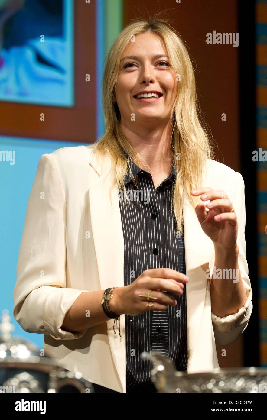 24 05 2013 Paris France. Maria Sharapova de la Russie s'appuie pour l'Open de France 2013 Tournoi de tennis de Roland Garros à Paris Banque D'Images