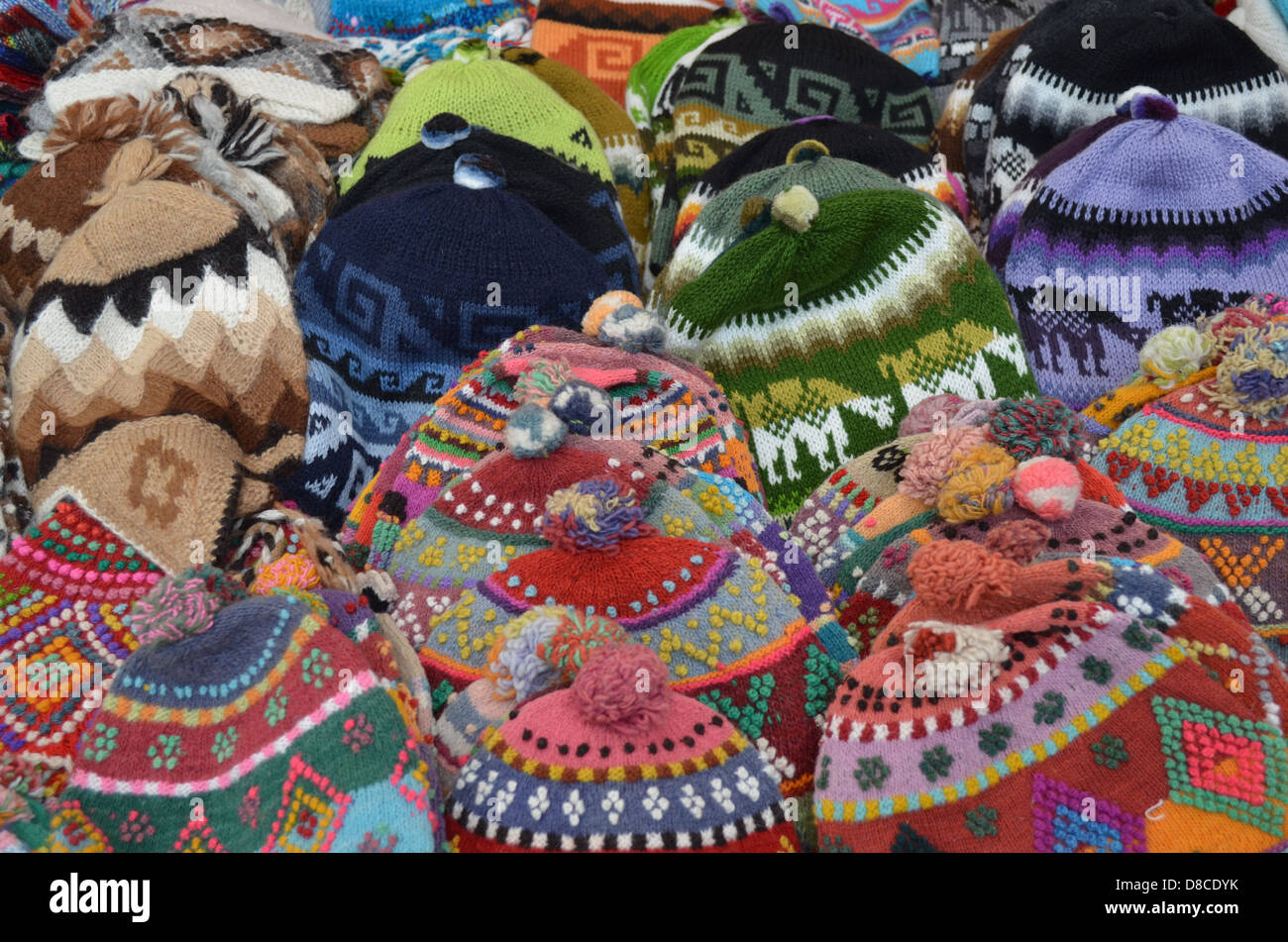 Textile fait main produits en vente sur un étal du marché dans la Vallée Sacrée, près de Cusco, Pérou Banque D'Images