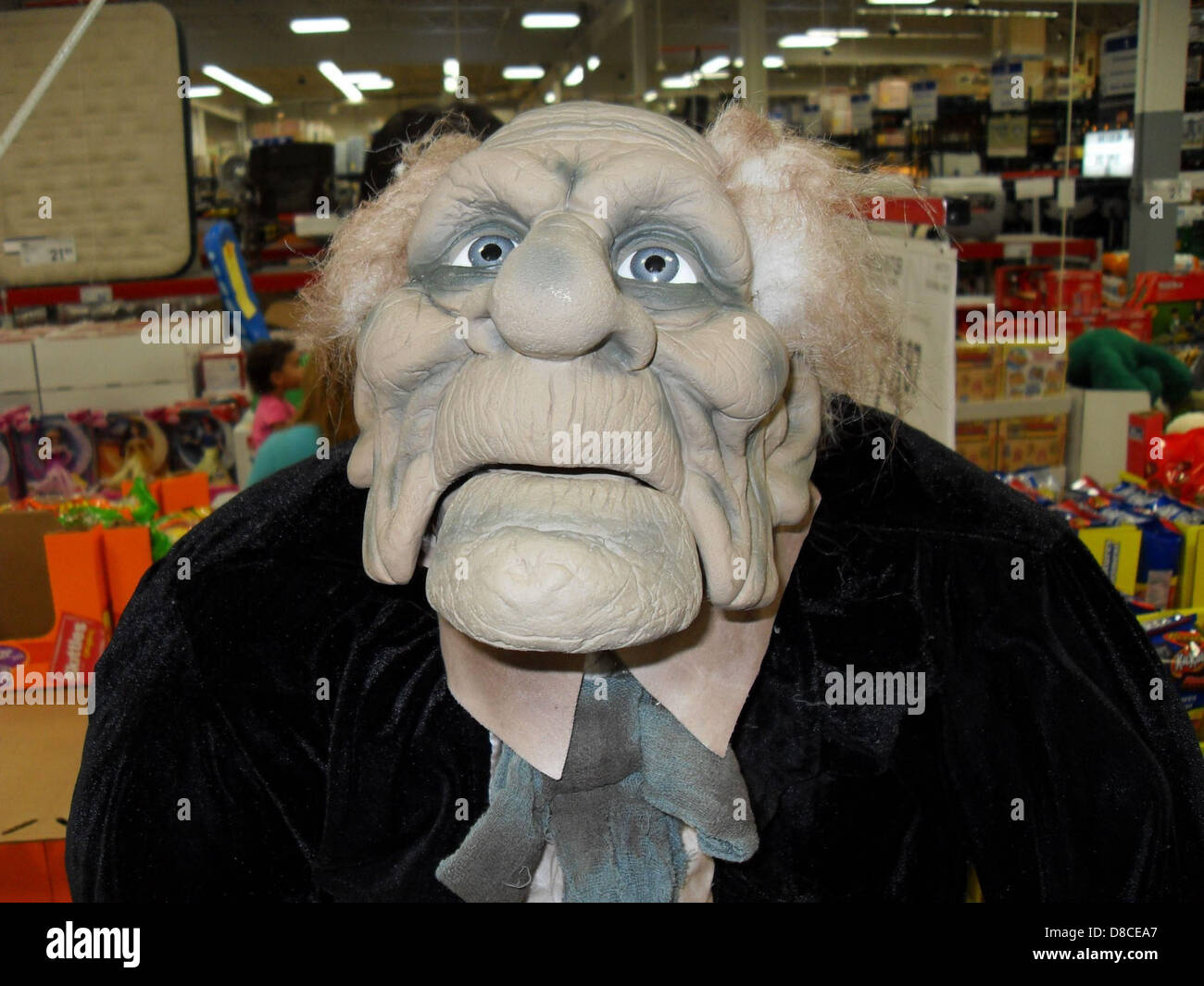 Un vieux jouet d'ornement d'Halloween majordome, conçu pour ajouter un charme effrayant à la décoration de vacances. Le personnage, souvent vu pendant Halloween, est habillé dans une tenue traditionnelle de majordome avec une touche fantomatique. Banque D'Images