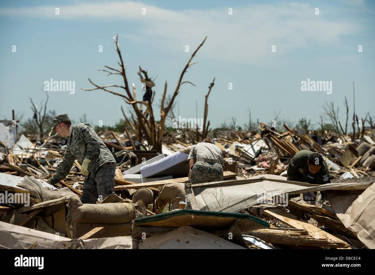 Les résidents au crible les décombres de leur maison à la suite d'une tornade EF-5 22 mai 2013 dans Moore, Oklahoma. La tempête avec des vents de plus de 200 miles par heure sur l'île de la banlieue d'Oklahoma City le 20 mai 2013, tuant au moins 24 personnes, en blessant plus de 230 et le déplacement de milliers. Banque D'Images