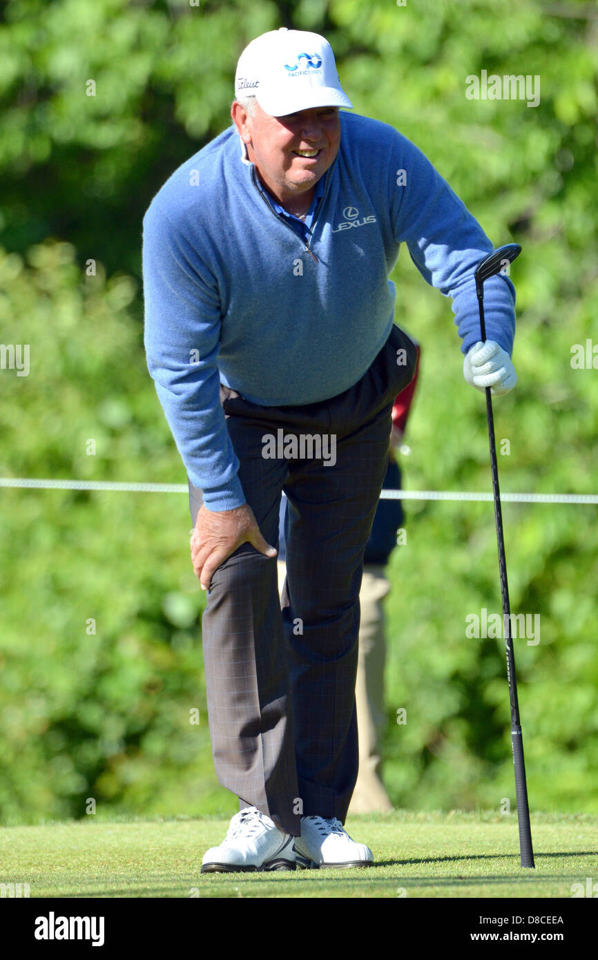 23 mai 2013 - St. Louis, MO, USA - Le 24 mai 2013 : Sandy Lyle réagit à un mauvais coup à la # 2 orifice pendant le deuxième tour de la Senior PGA Championship à Bellerive Country Club à St Louis. Banque D'Images