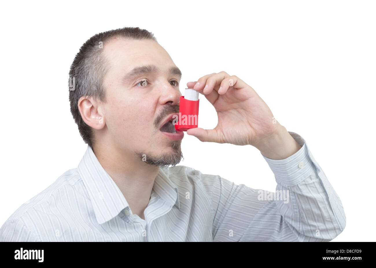 Homme de race blanche l'inhalation aérosol dévouement isolé sur fond blanc. Banque D'Images