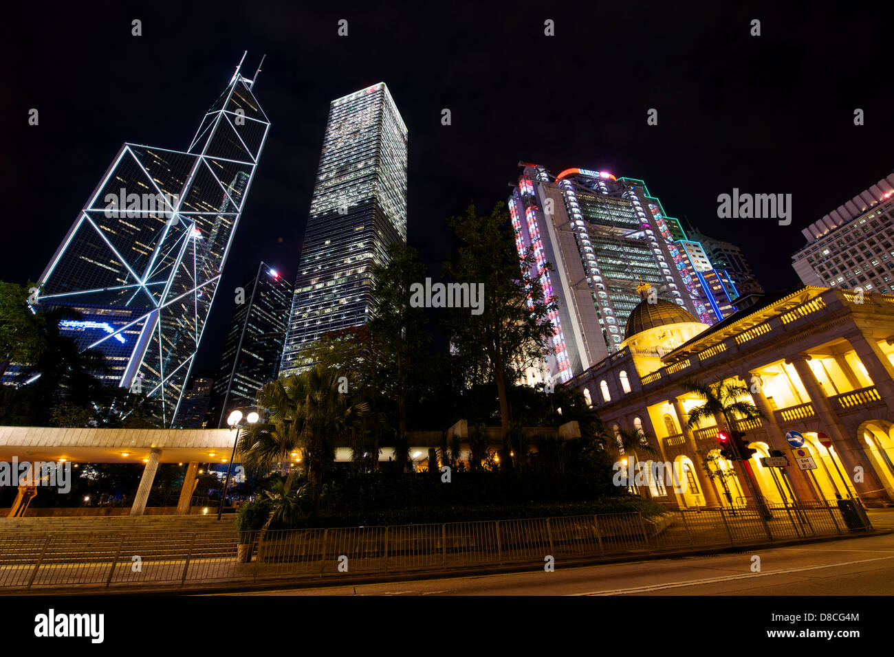 Vue sur le centre de la nuit près de l'ancien bâtiment legco. dans l'arrière-plan, la Banque de Chine et siège de la HSBC. Banque D'Images