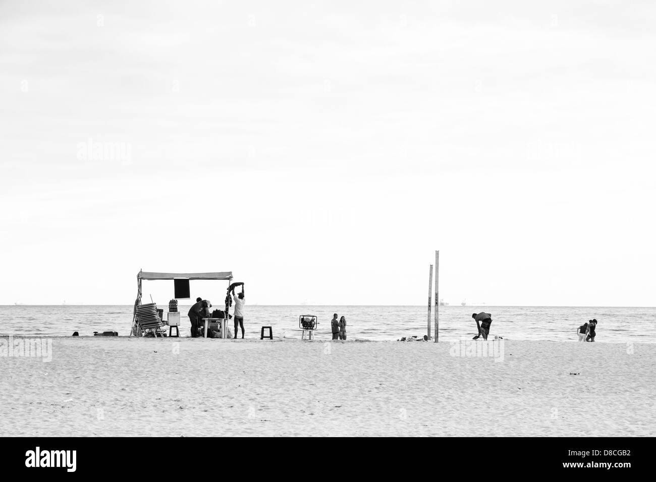 Colporteur (camelô) et le soleil sur la plage de Copacabana en fin d'après-midi Banque D'Images