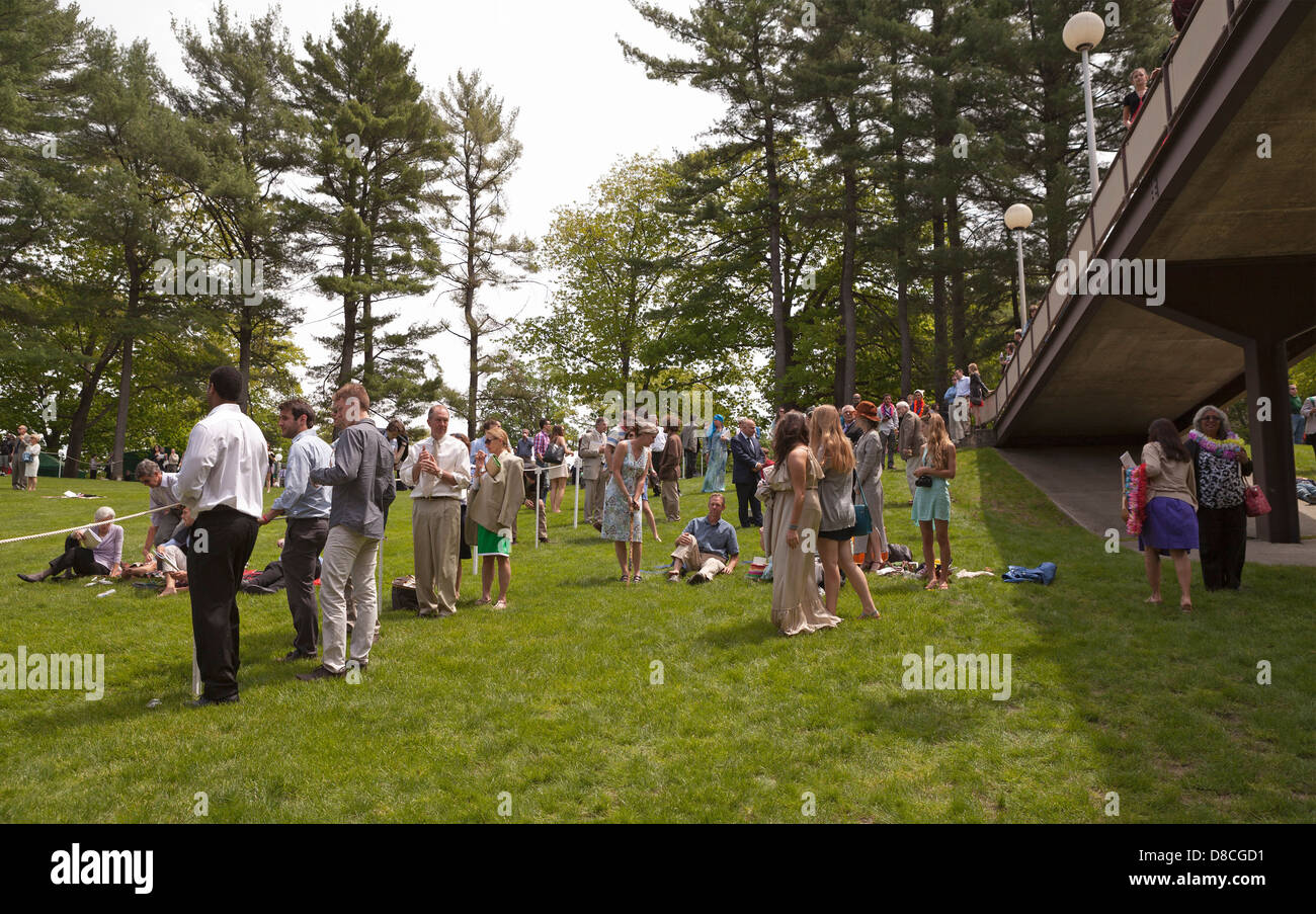 La famille et les amis Inscrivez-vous à la célébration de l'obtention du diplôme à Skidmore College à Saratoga Springs, NEW YORK. Banque D'Images