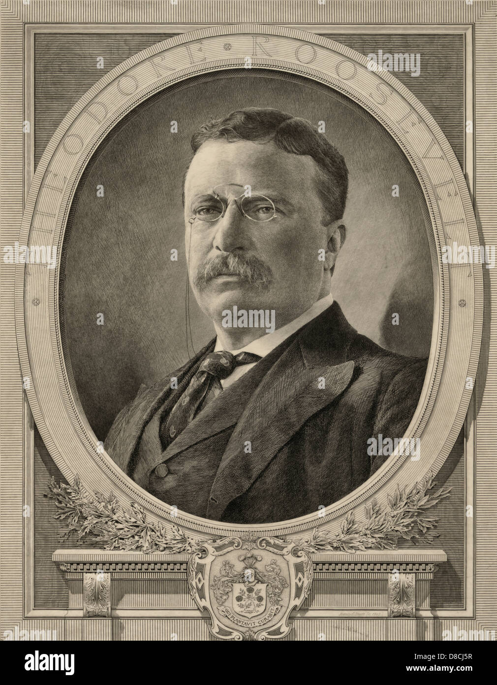 Theodore Roosevelt, portrait, buste de face, portant des pince-nez, en médaillon sur piédestal. Remarque comprend de Pygargue à tête blanche, en bas à gauche, vers 1905 Banque D'Images