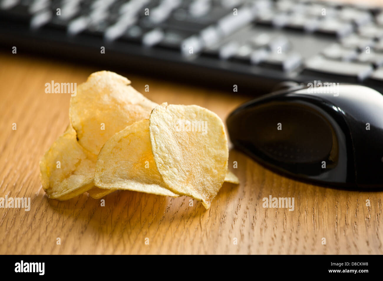 Croustilles de pommes de terre croustillantes sur table office Banque D'Images