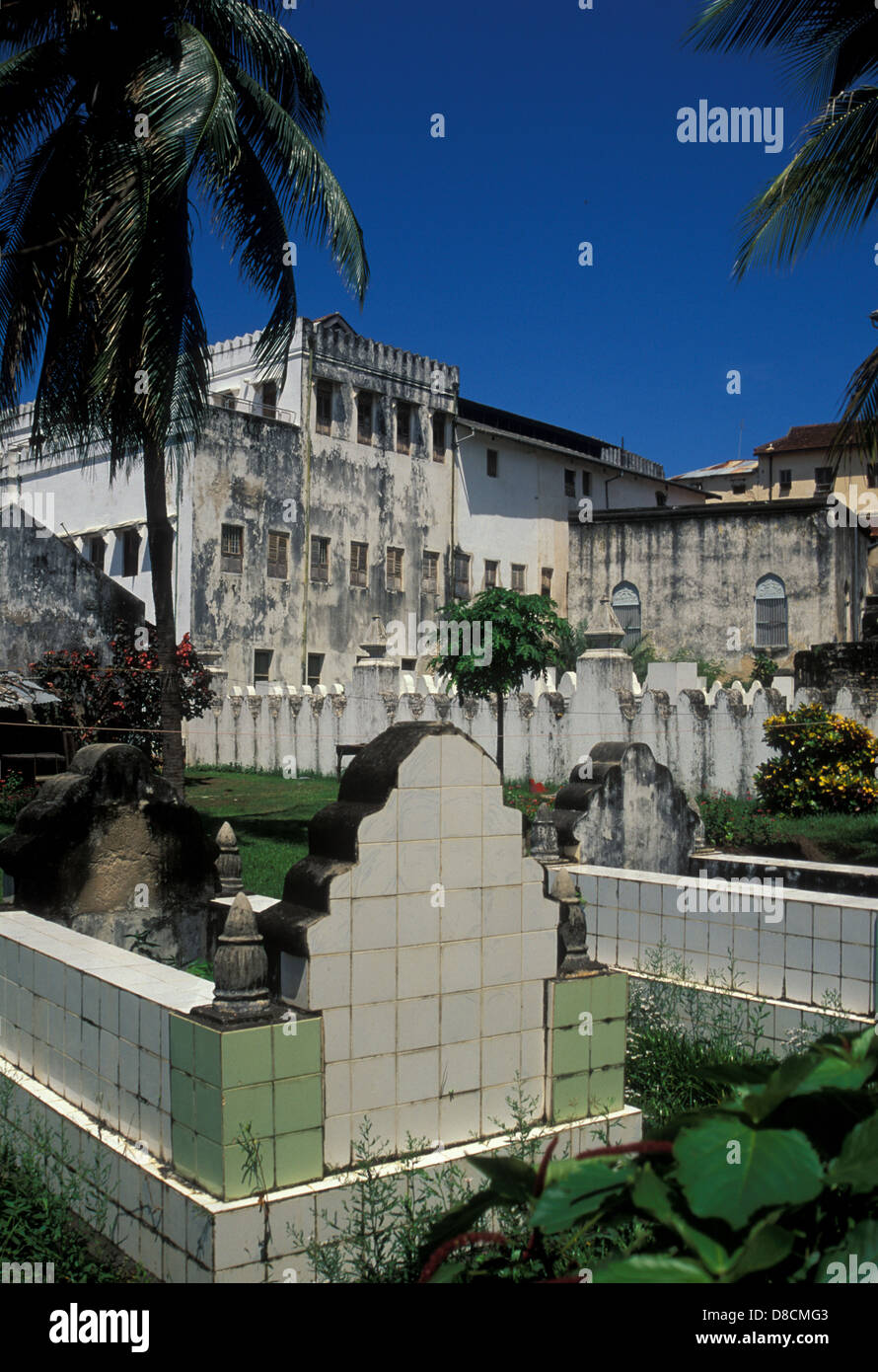 Tombes de la dynastie Āl Bū Saʿīd dans le cimetière de Makusurani à Stone Town, Zanzibar Banque D'Images