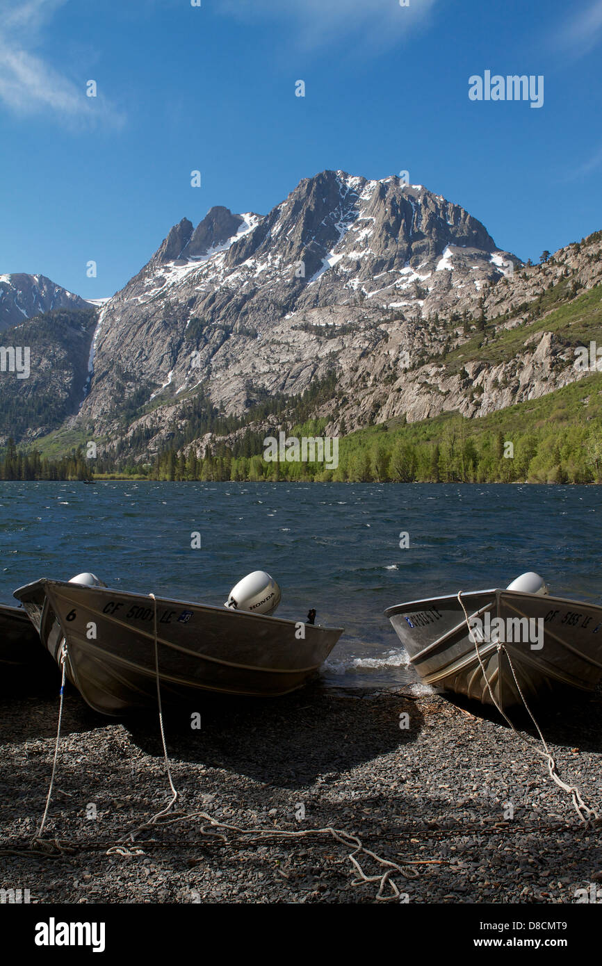 Des bateaux de pêche à Silver Lake sur la boucle du lac juin dans les montagnes de la Sierra Nevada avec Carson peak dans l'arrière-plan, en Californie Banque D'Images