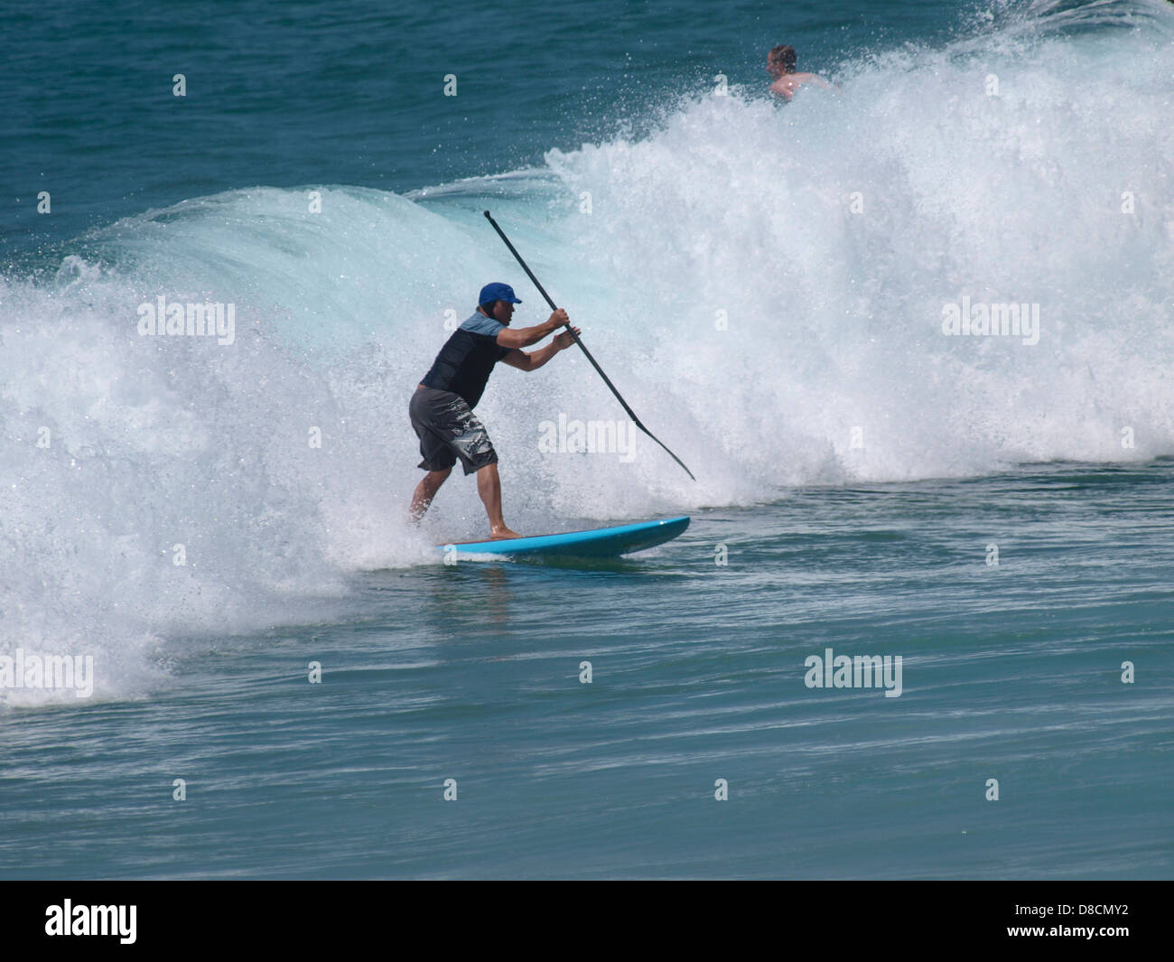 Surfer avec paddle board longue newcastle Australie Nouvelle Galles du sud Banque D'Images