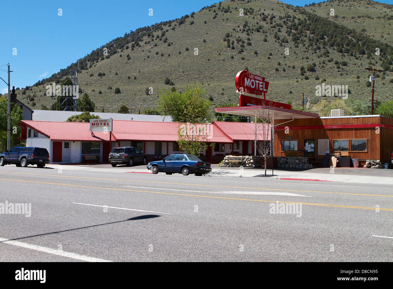 Lee Vining motel signe sur la pittoresque route 395 dans l'Est de la Sierra Nevada, en Californie Banque D'Images