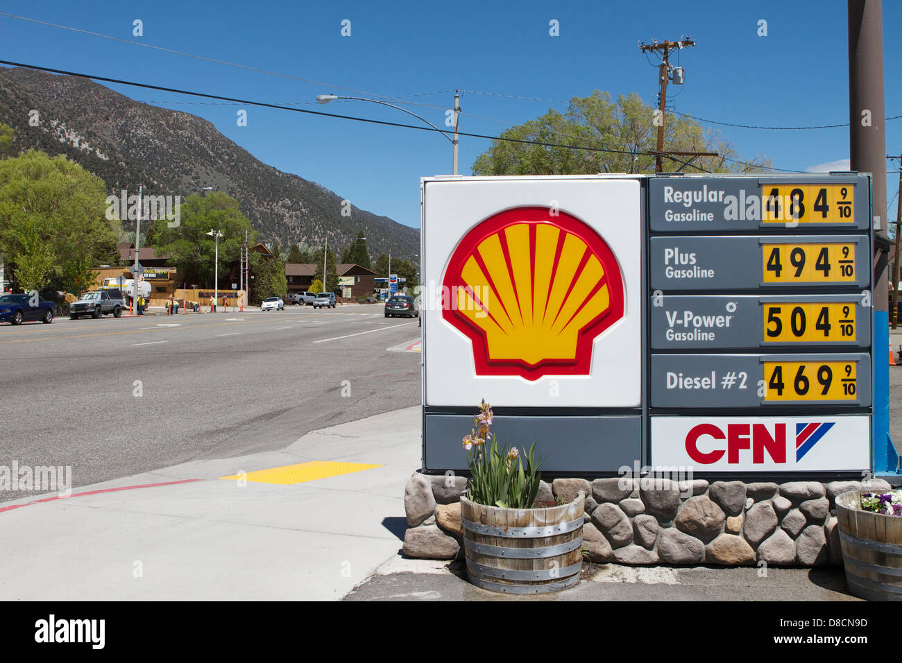 Les prix élevés de l'essence dans la ville de Lee Vining sur la pittoresque route 395 dans l'Est de la Sierra Nevada, en Californie Banque D'Images