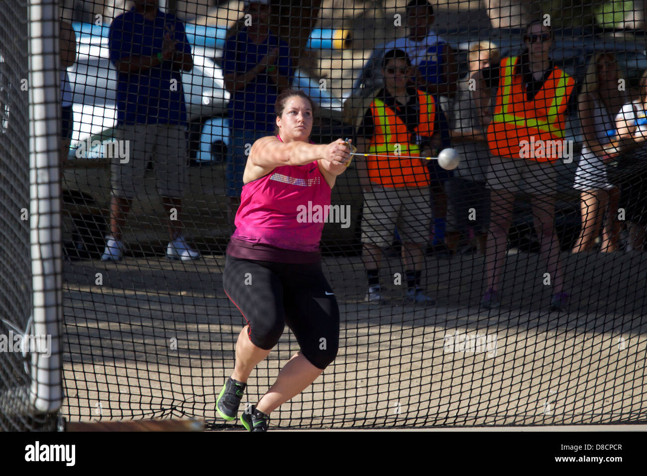 Lanceur de marteau canadien Sultana Frizell gagnant du lancer du marteau femmes élite au 2013 Mt Sac relais en Californie en noyer Banque D'Images