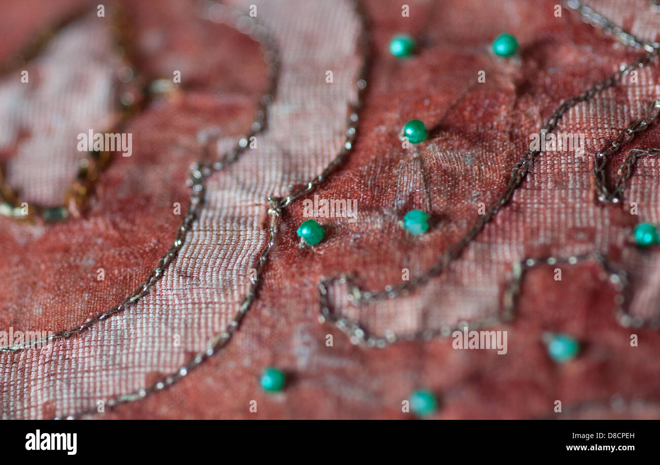 L'organza rouge poussiéreux avec broderie et perles vert. Banque D'Images