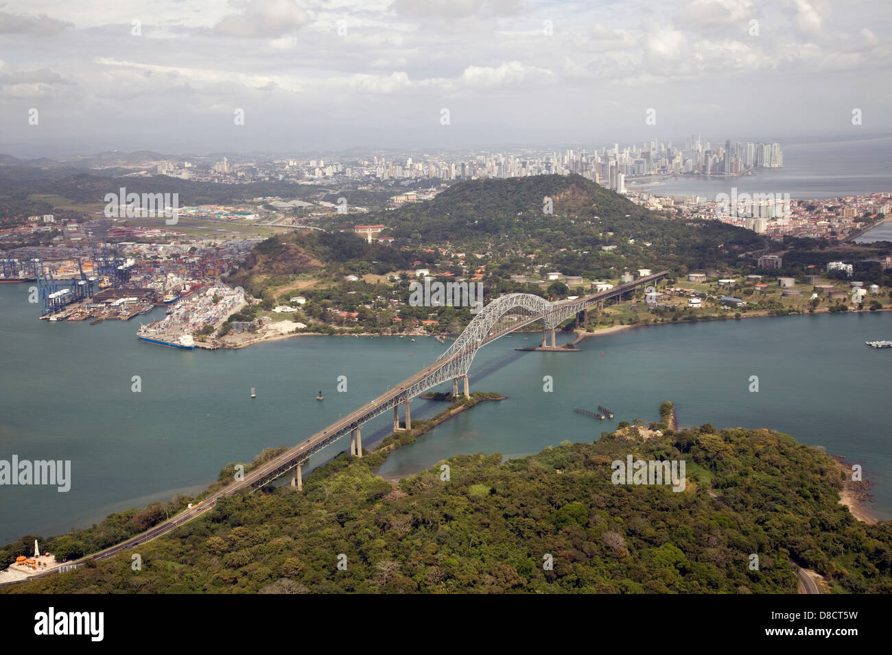 Vue aérienne du Pont des Amériques à l'entrée du Pacifique pour le canal de Panama avec en arrière-plan La ville de Panama, Panama Banque D'Images